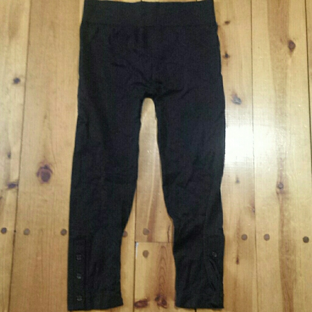 Cropped button leggings