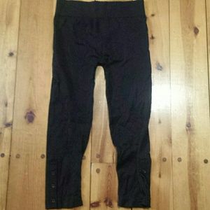 Cropped button leggings