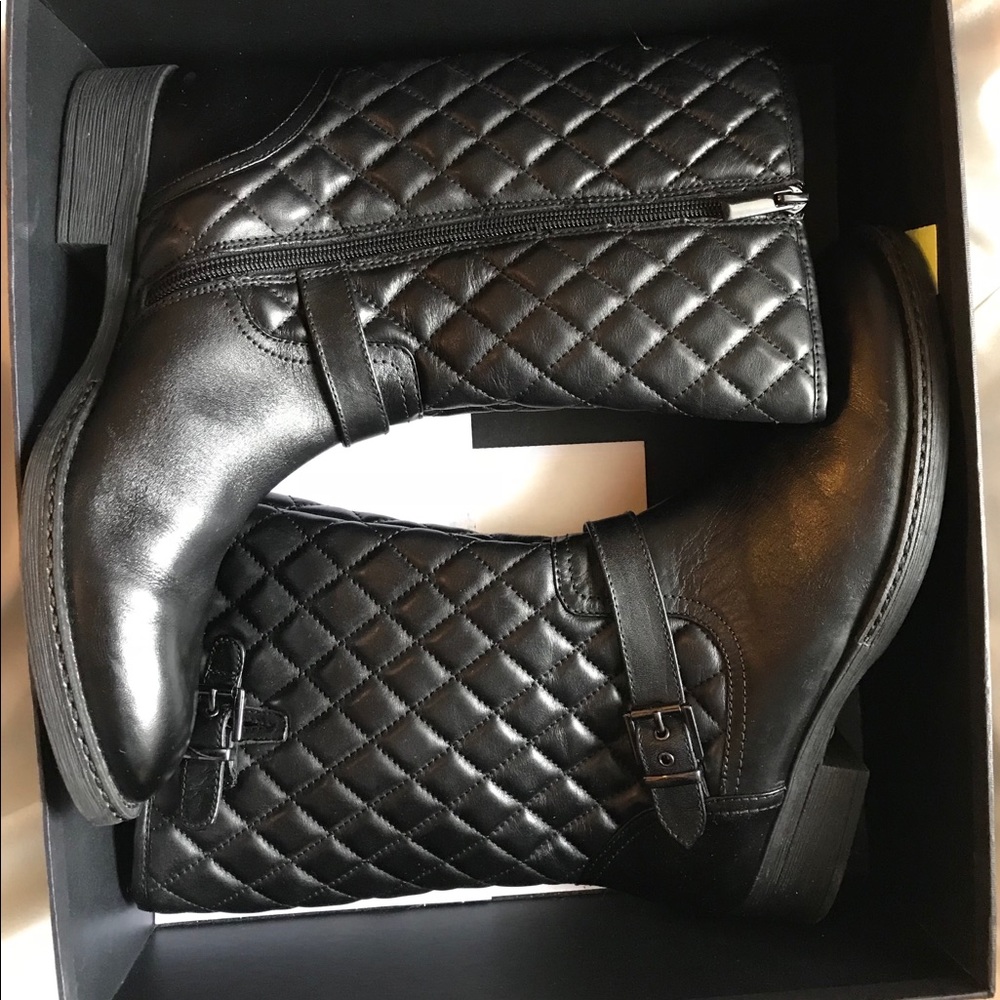 BEAUTIFUL SAKS FIFTH AVENUE BLACK QUILTED, 9.5