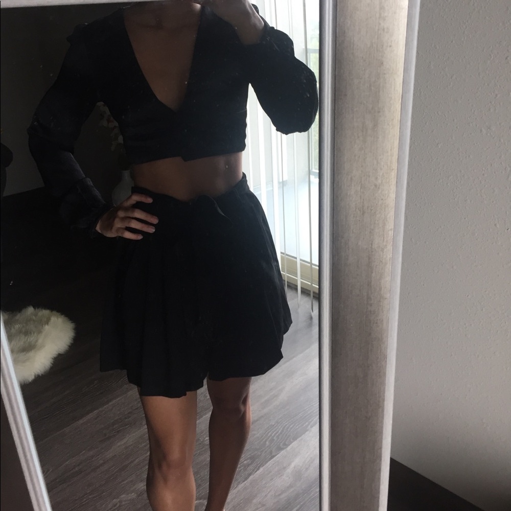 Long sleeve Zara crop top.