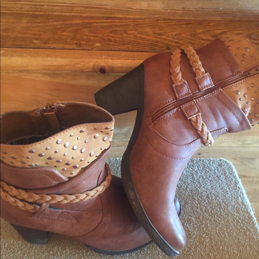 Brown tan boots