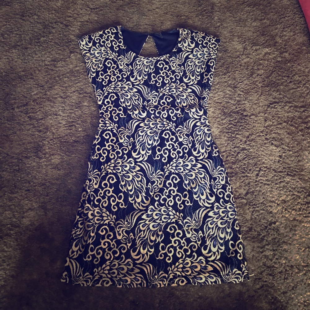 Beautiful dress w/ great detail. Special occasion✨