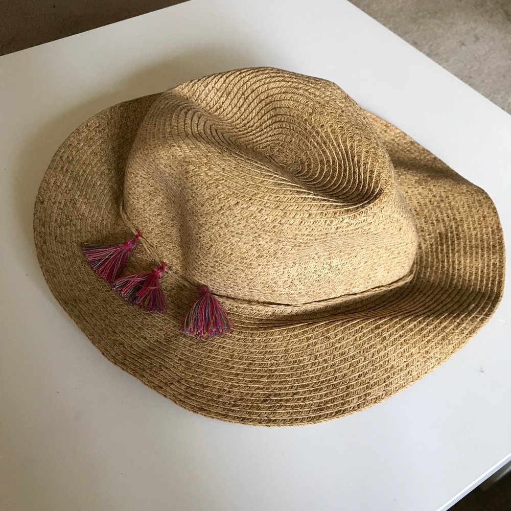 Straw hats with fringes deco