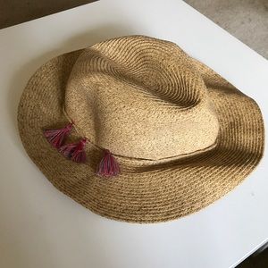 Straw hats with fringes deco