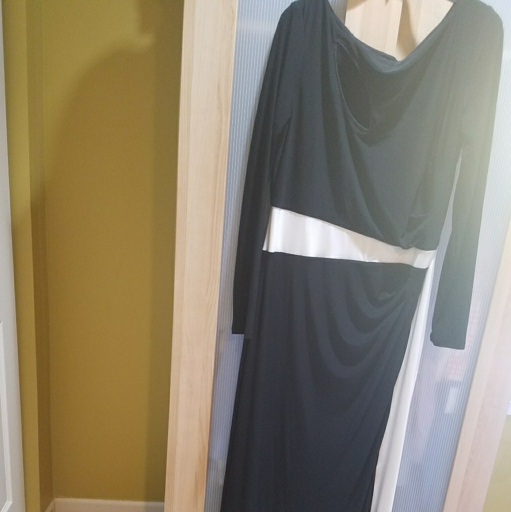 Lauren Black/Ivory Colorblock Gown