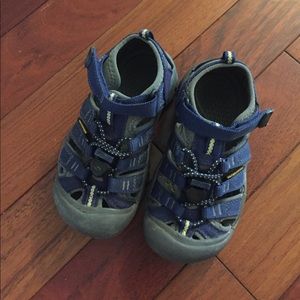 Kids size 11 keens