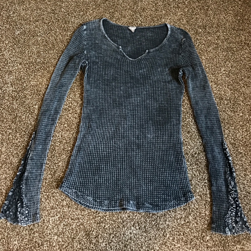 Beautiful Distressed Long Sleeve 💜
