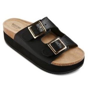 ✨Slip on sandals! Lightly heeled✨