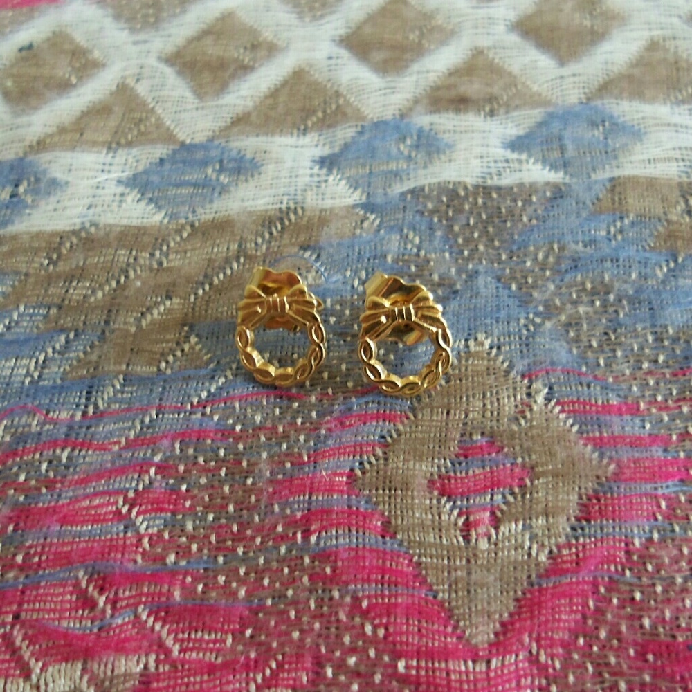 Festive Wreath Gold Stud Earrings