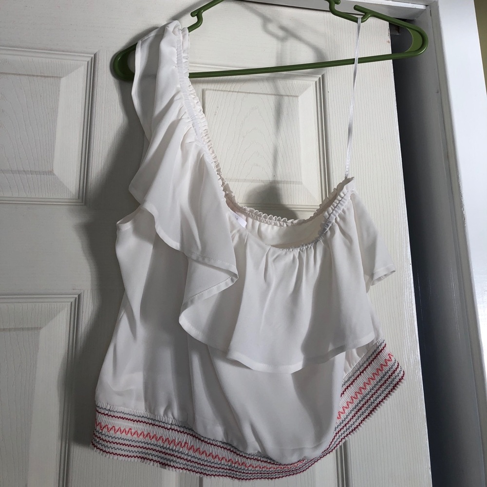 Adorable one shoulder top by Candies