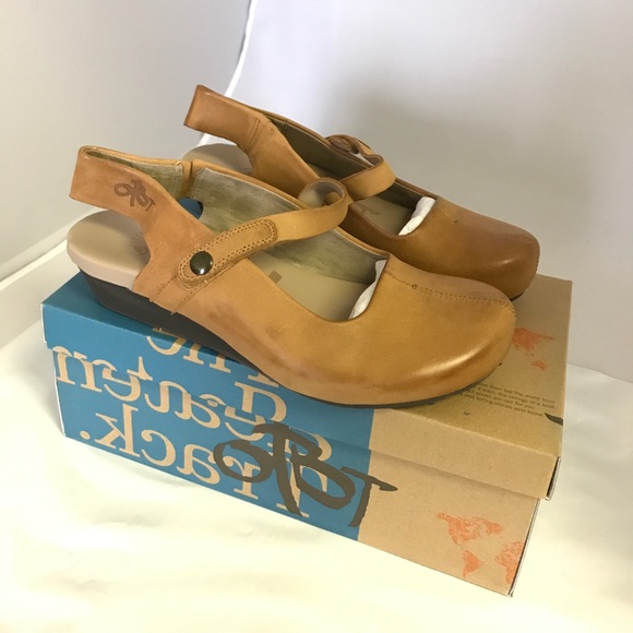 New! OTBT Springfield Clog - Cashew - Picture 2 of 4