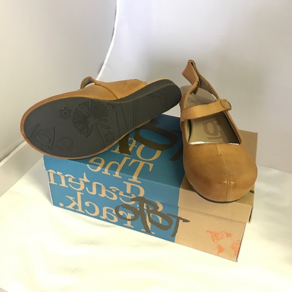 New! OTBT Springfield Clog - Cashew - Picture 4 of 4