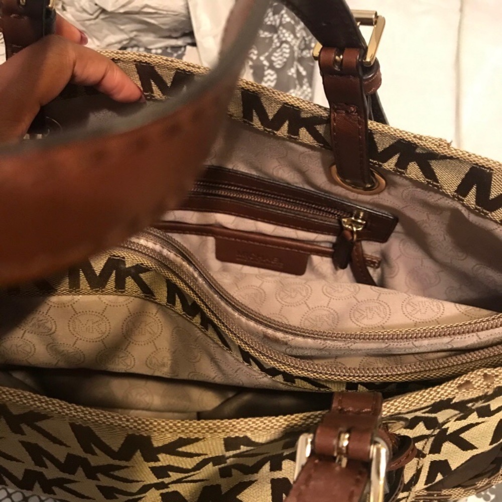 Micheal Kors signature purse
