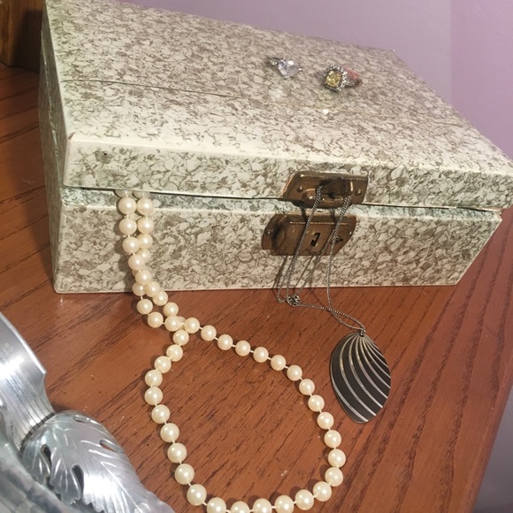 Vintage Jewelry Box - Picture 7 of 7