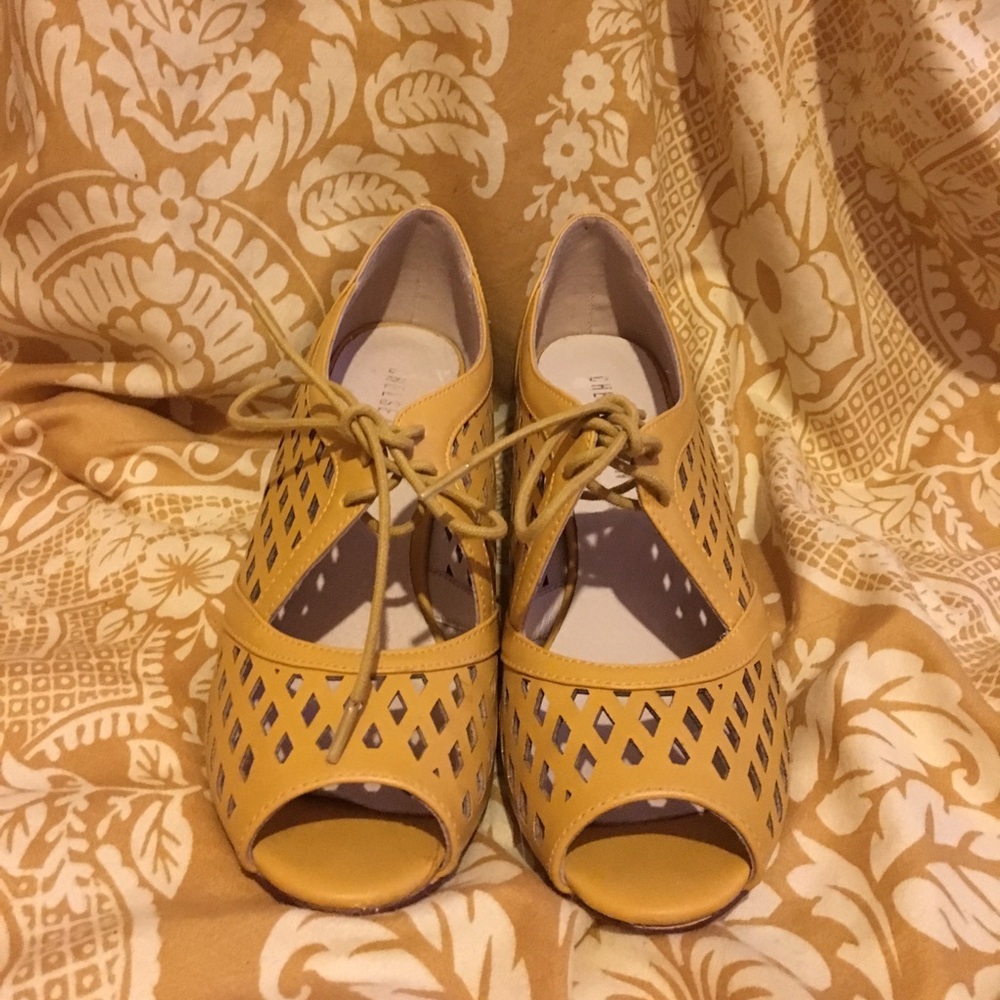 Chelsea Crew Mustard Heels