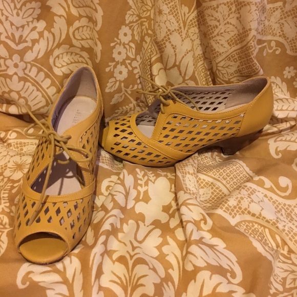 Chelsea Crew Mustard Heels - Picture 2 of 7