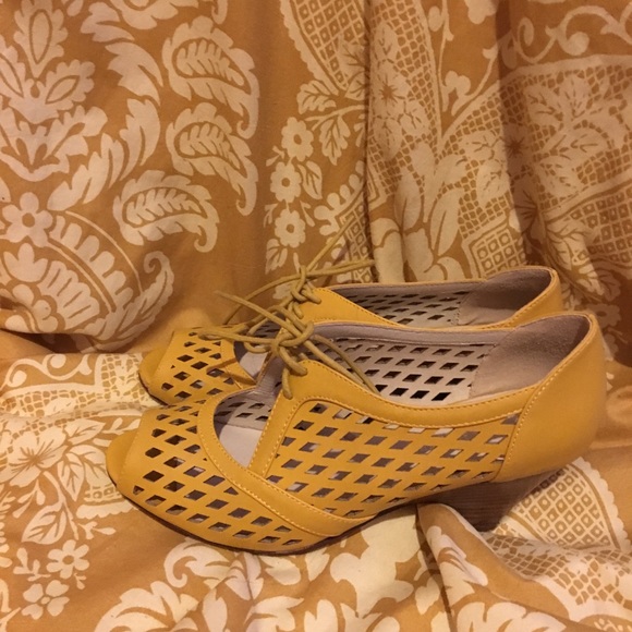 Chelsea Crew Mustard Heels - Picture 3 of 7