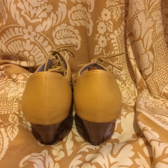 Chelsea Crew Mustard Heels - Picture 4 of 7