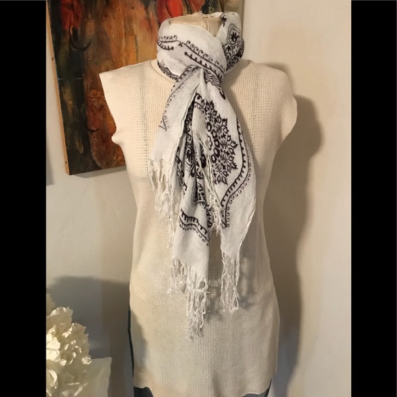 Blk/wht oblong scarf w fringe - Picture 1 of 2