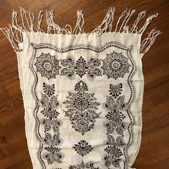 Blk/wht oblong scarf w fringe - Picture 2 of 2