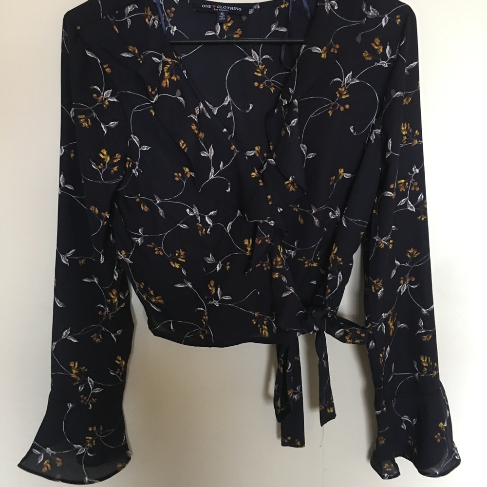 Cropped flowery blouse