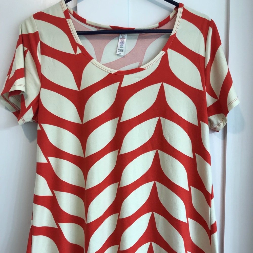 LuLaRoe Classic Tee, Size Medium, EUC