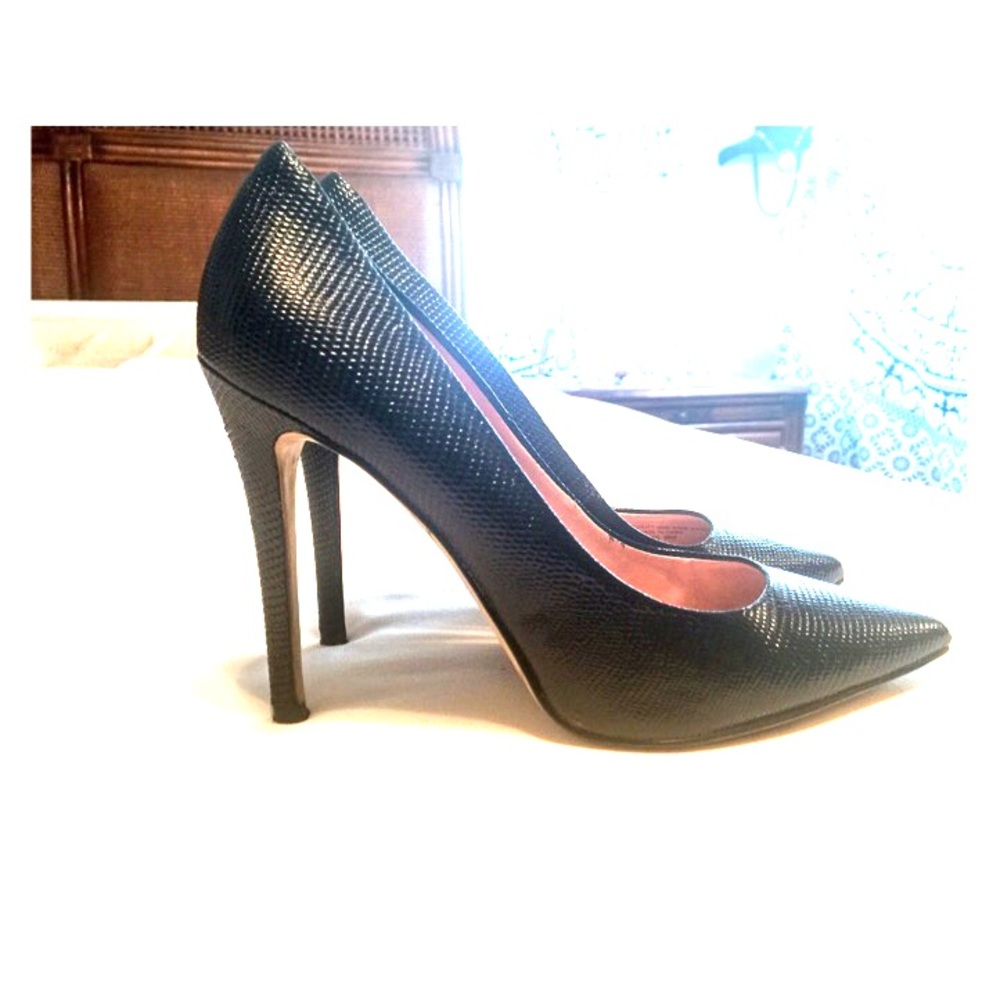 Textured Black Pointed Toe Pump