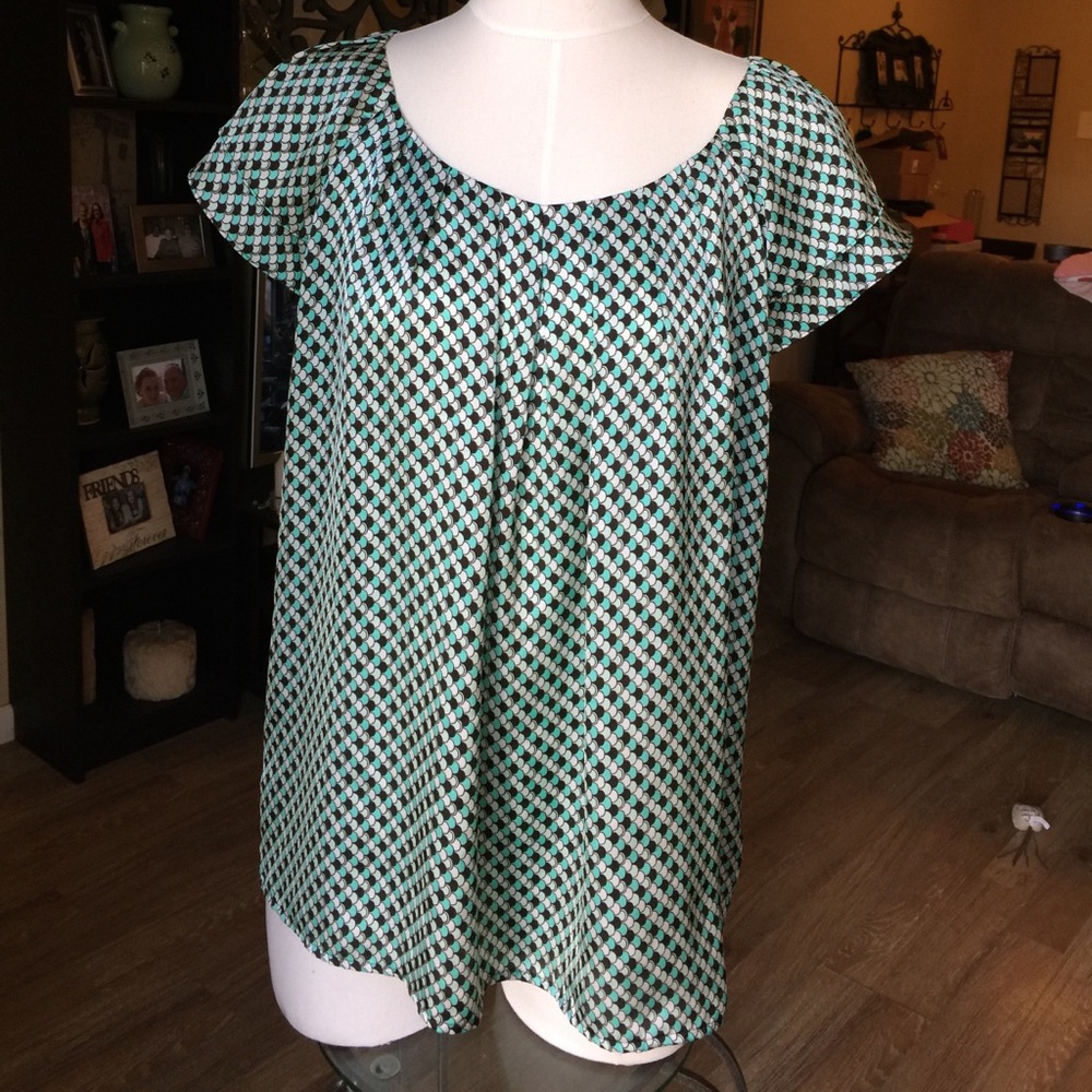 Super cute & flattering blouse w/ adorable print!