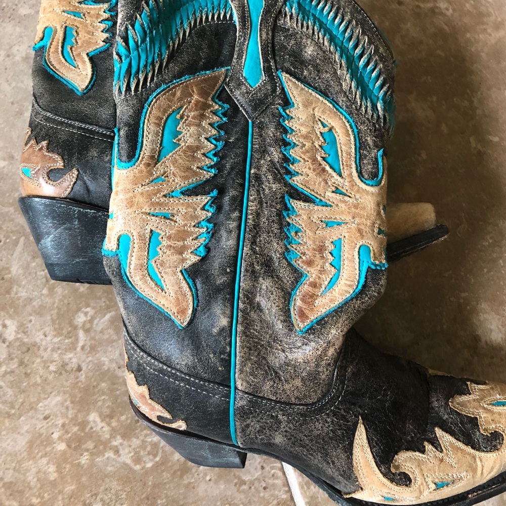 Embroidered Cowboy boots from the buckle
