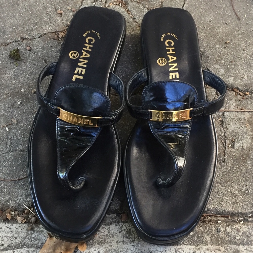 39.5 vtg Chanel black patent leather logo sandals