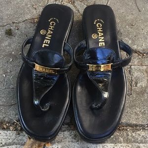 39.5 vtg Chanel black patent leather logo sandals