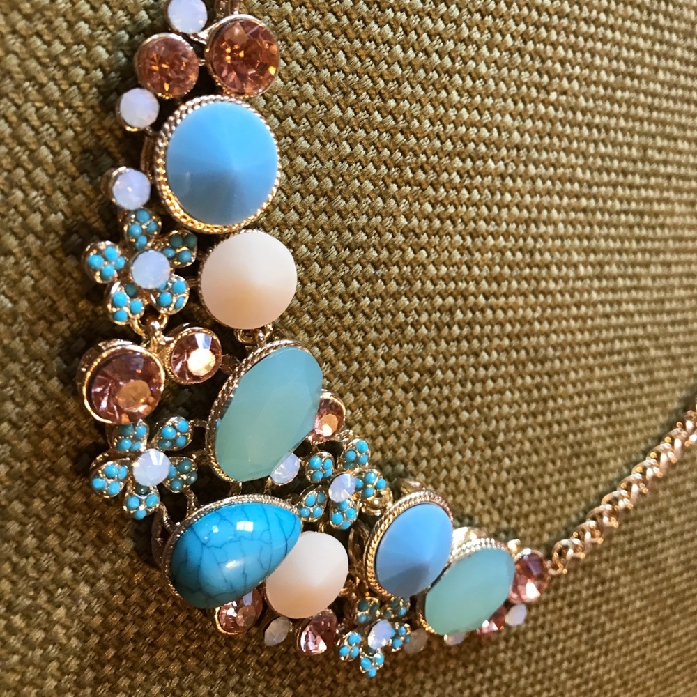 🌸💫Ann Taylor statement necklace - NWOT 💫