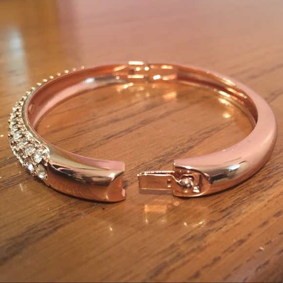 Avon Bangle Bracelet - Picture 5 of 7