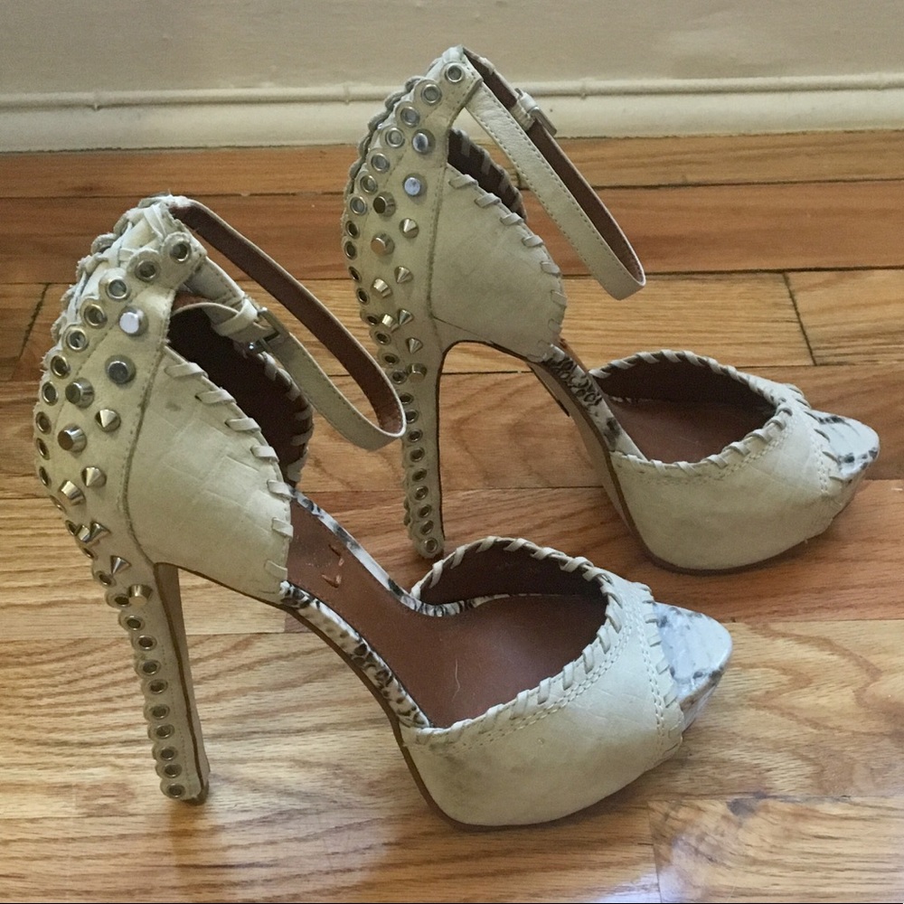 BOUTIQUE9 "Crisdean" Sandal