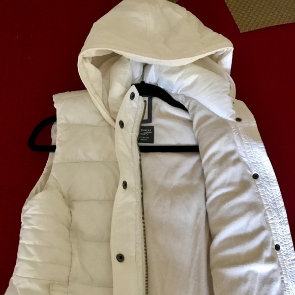 Abercrombie and Fitch winter white vest - Picture 2 of 5