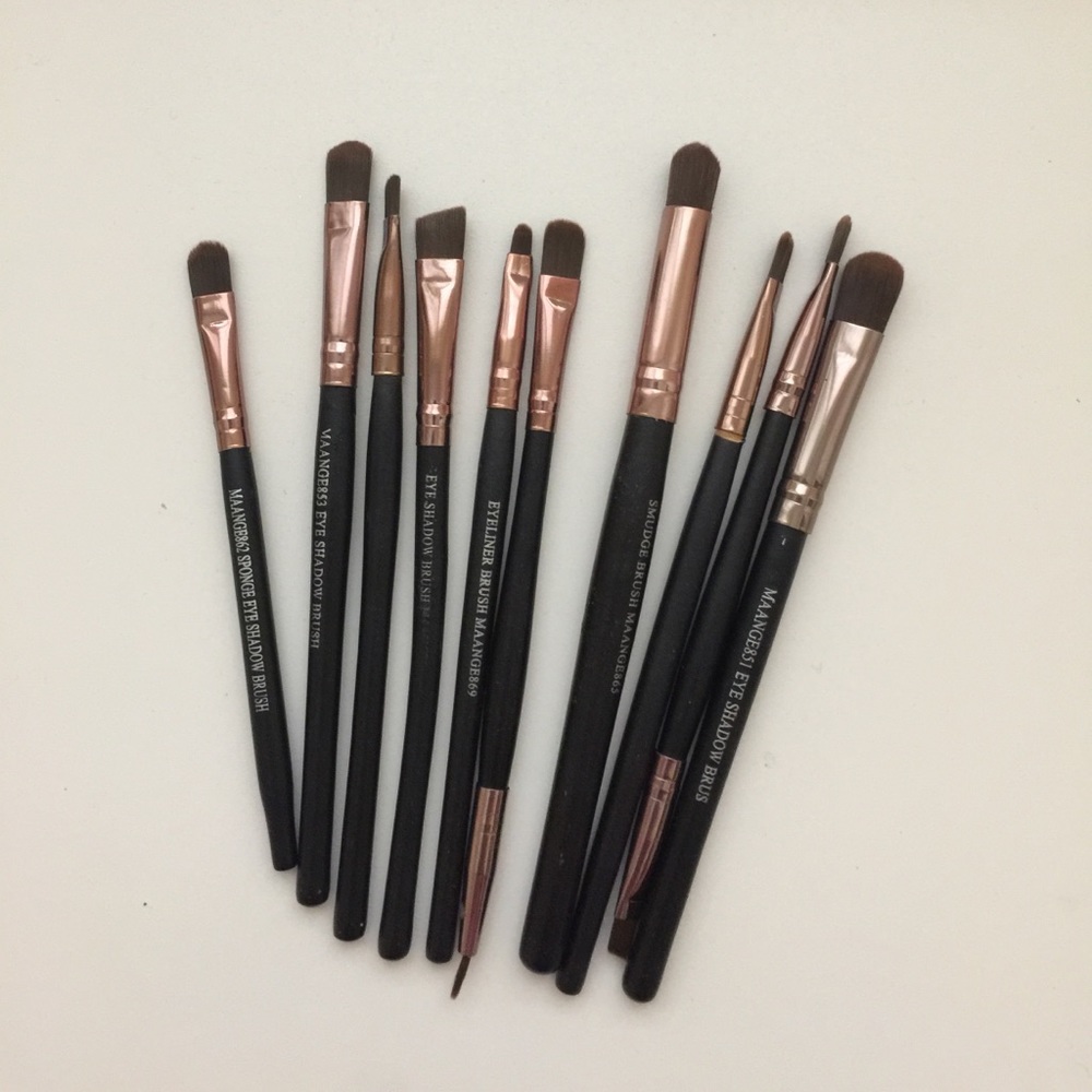 MAKEUP BRUSHES