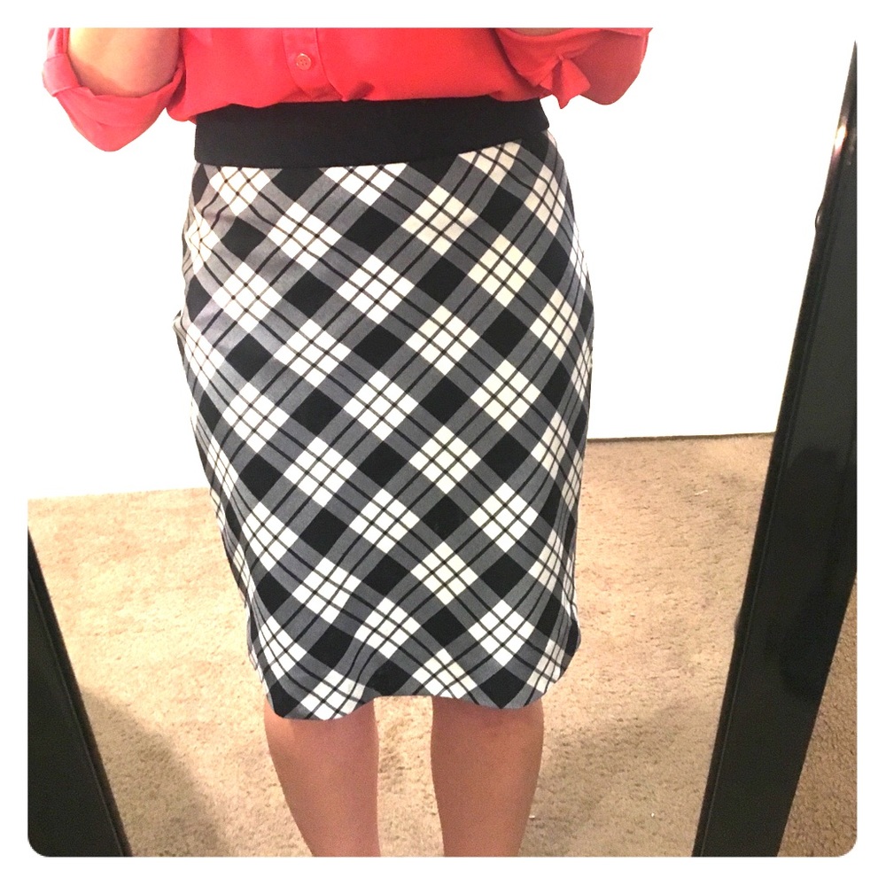 Navy and white pencil skirt.