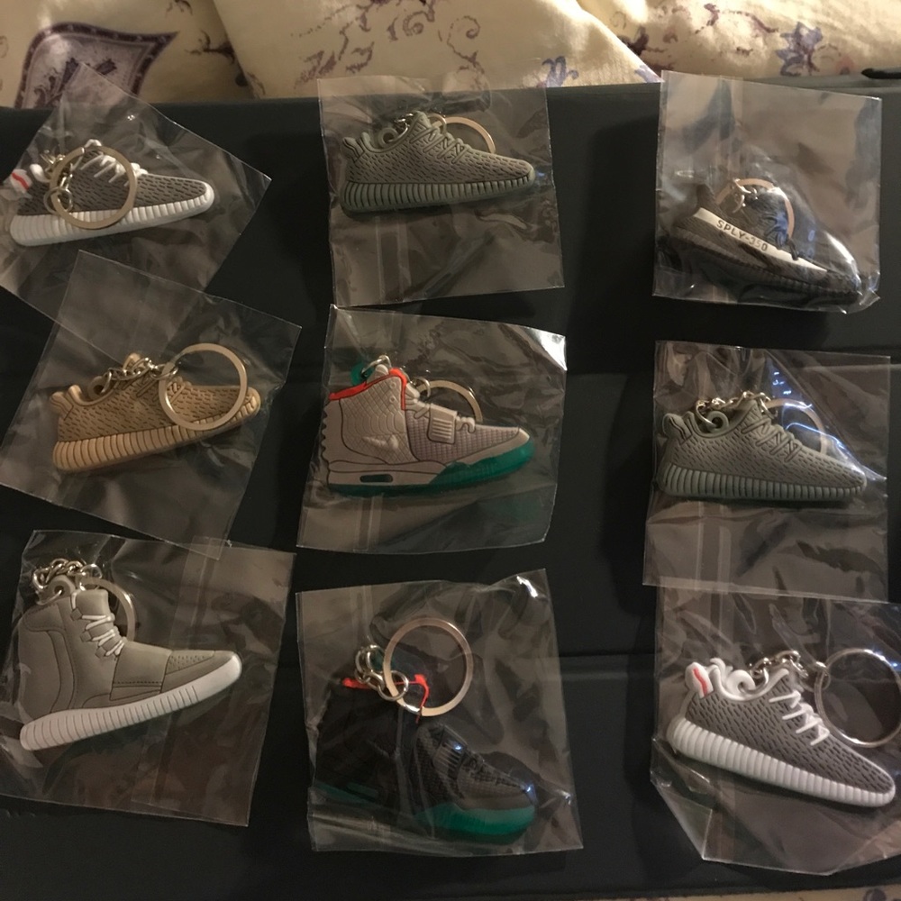 9 Yeezy Keychains (All for 25$)