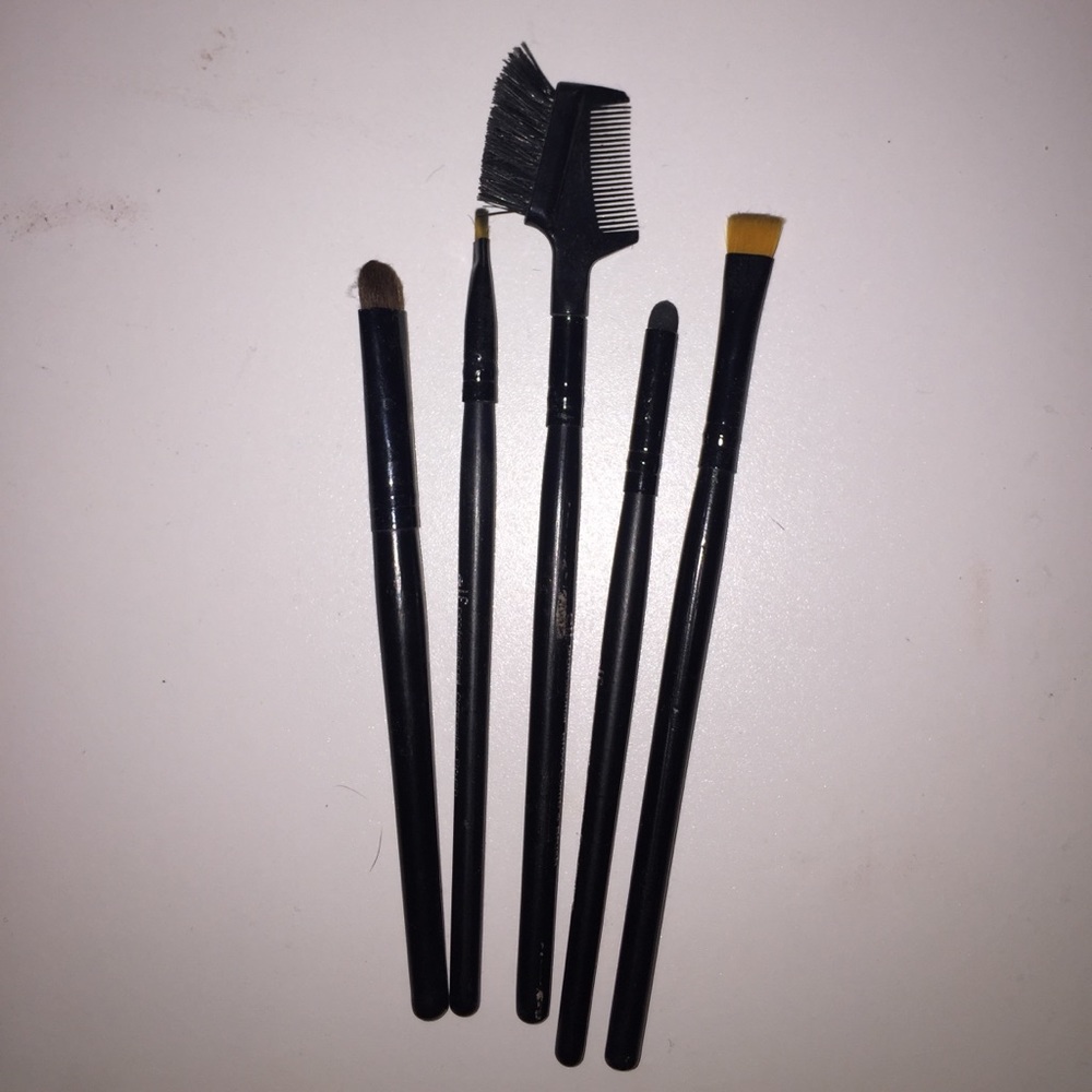 MAKEUP BRUSHES