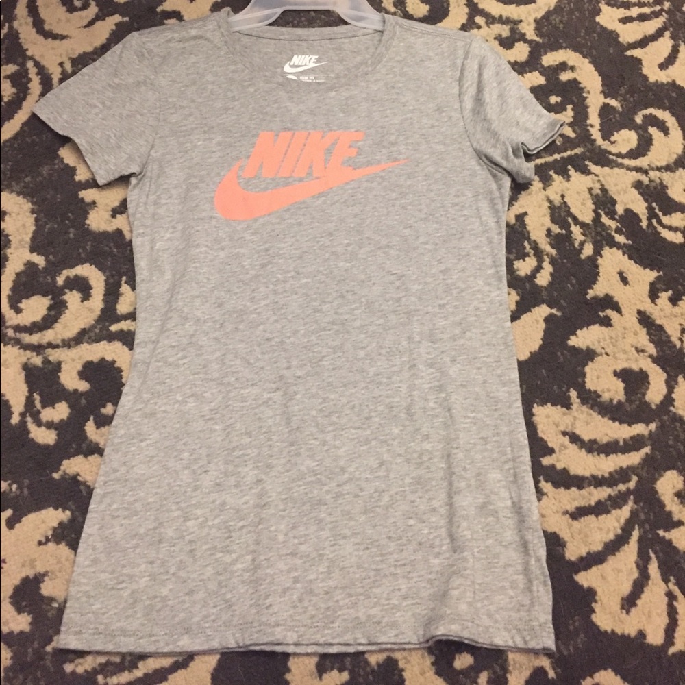NWOT Nike Tee. Size small
