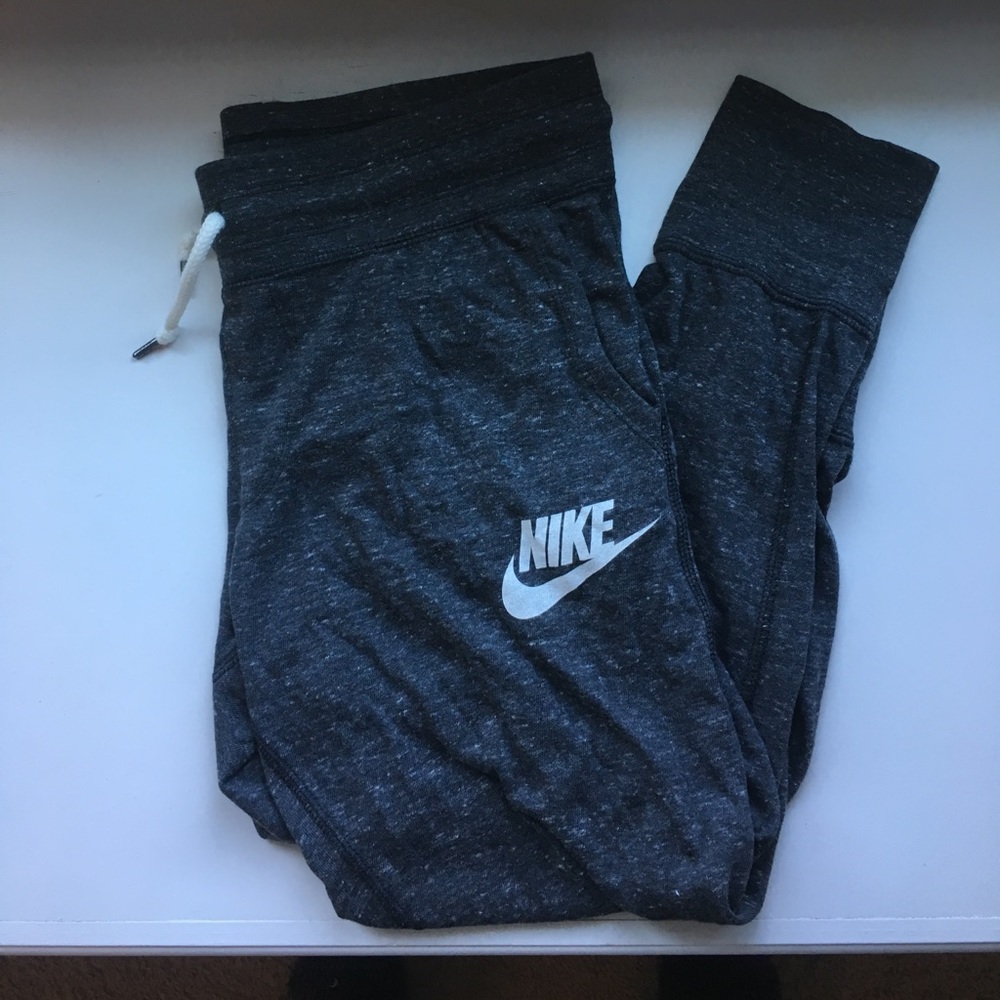 dark gray cropped nike sweatpants