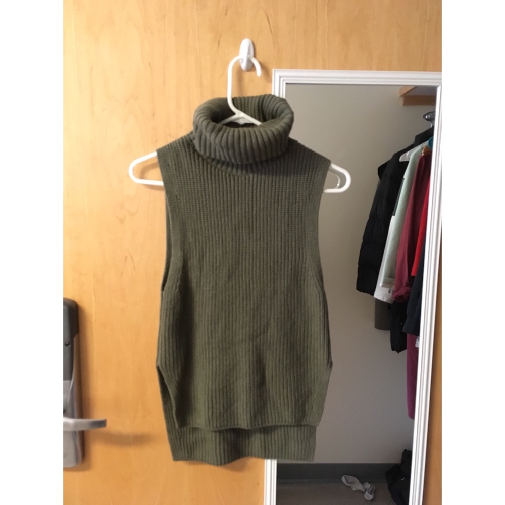 Uniqlo Turtleneck sweater vest XS