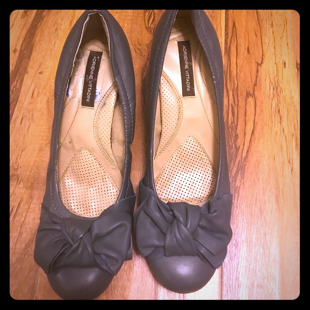 Grey leather heels with bow