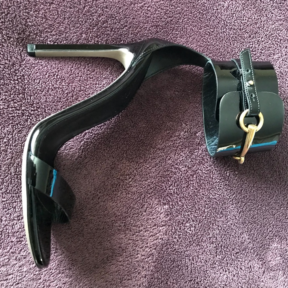 Gucci patented black sandals