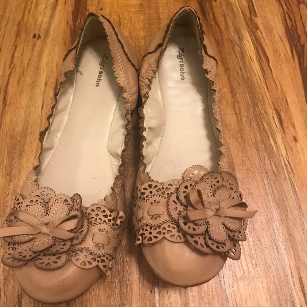 Cute neutral flats with lace detail