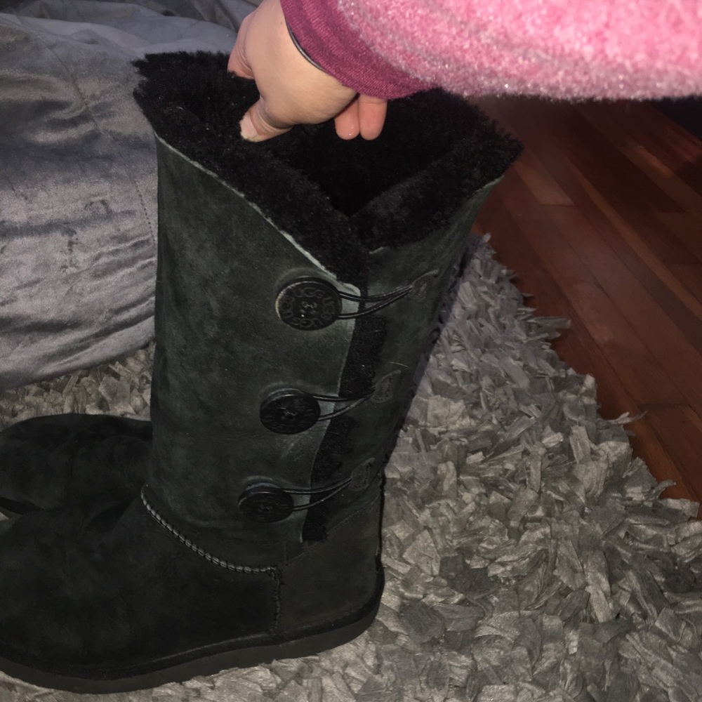 Triple Bailey Button Black Uggs