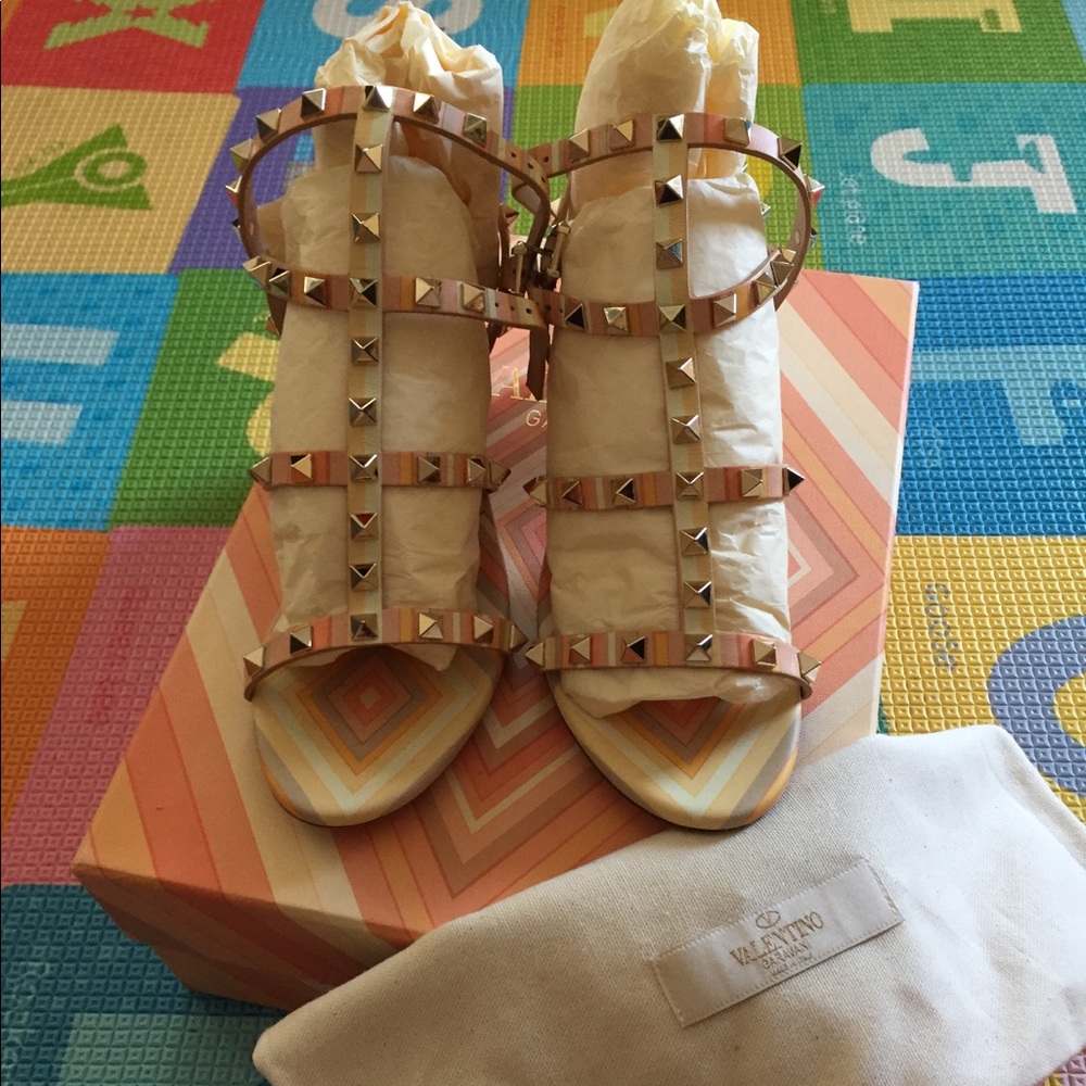 🌟🌟SOLD🌟🌟Pre owned Valentino rockstud sandals