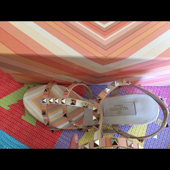 🌟🌟SOLD🌟🌟Pre owned Valentino rockstud sandals - Picture 3 of 8