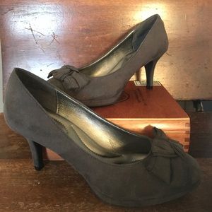 Faux suede gray pumps with bow