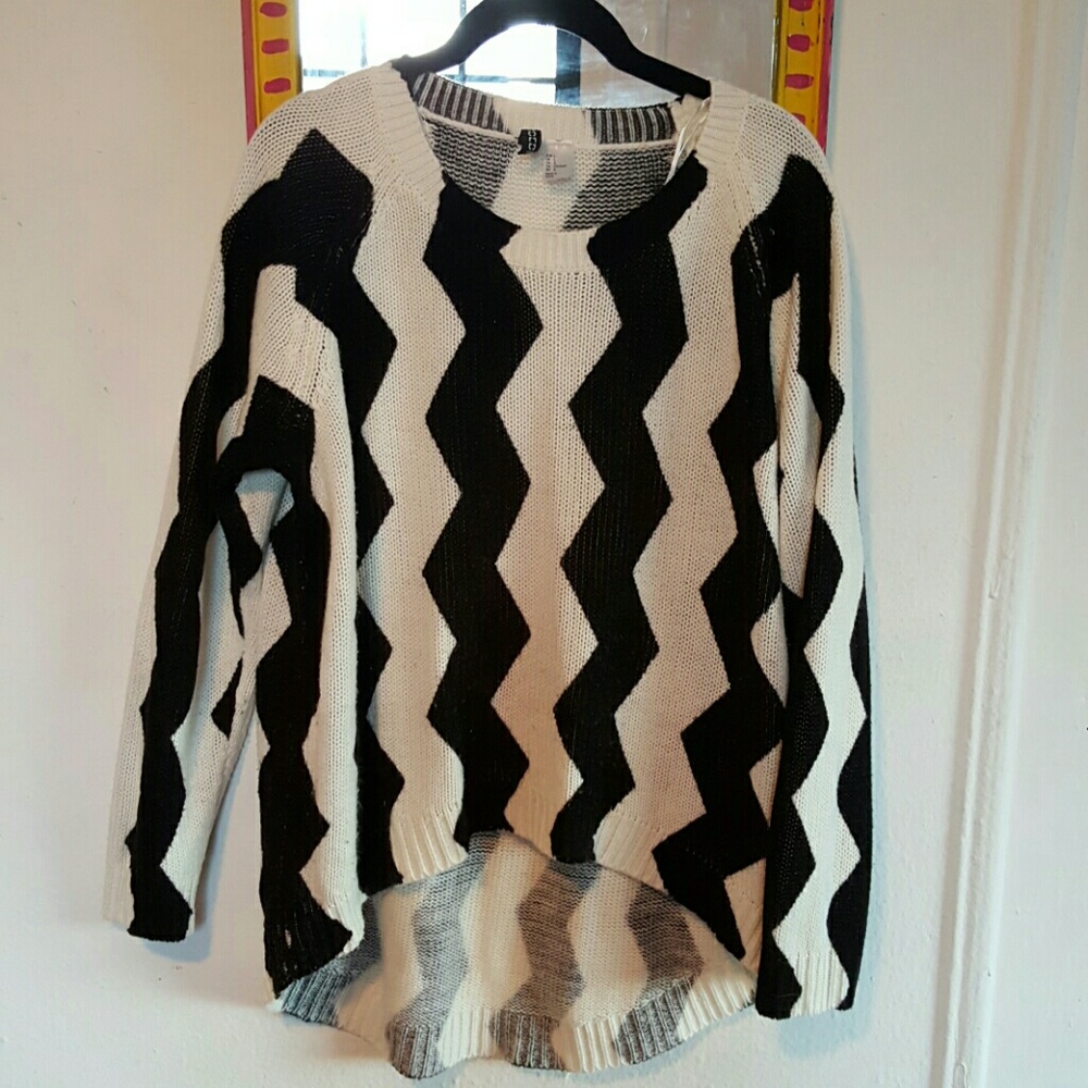 *Final Offer* Black and white zigzag sweater